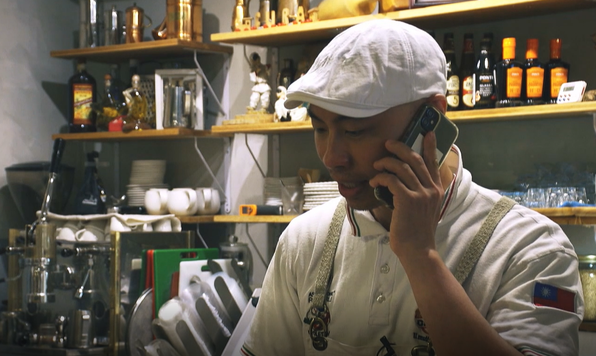 CURA PIZZA 的張老闆申辦「行動市話-一號四響 + 」方案,將來電的客戶以「訂餐」和「訂位」分流,有效掌握商機。